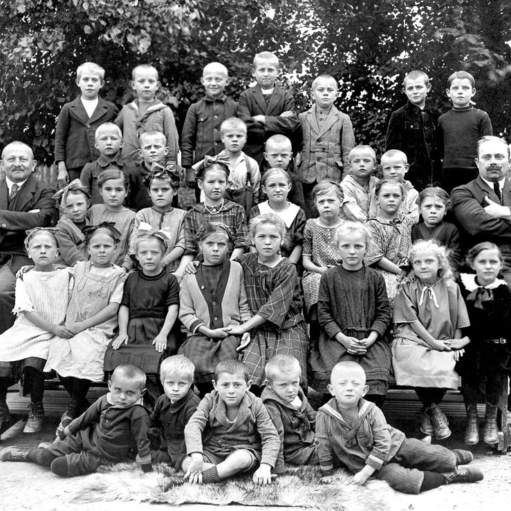 Herbold-Löwenstein mit Schülern